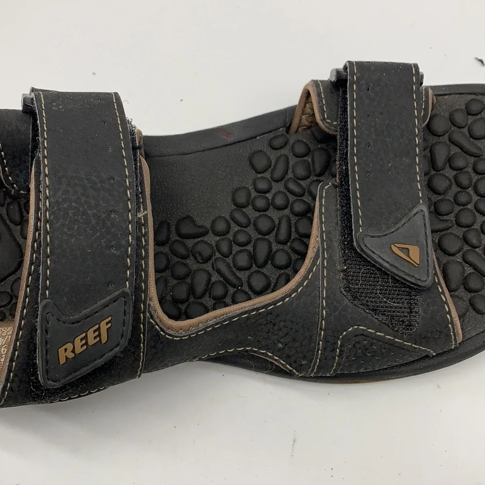 Reef Sandals with unique adjustable strap design